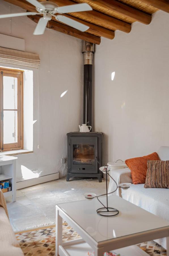 לרנקה The Carob Tree Villa - Rustic Luxury Home With Access To Pool And Restaurant מראה חיצוני תמונה